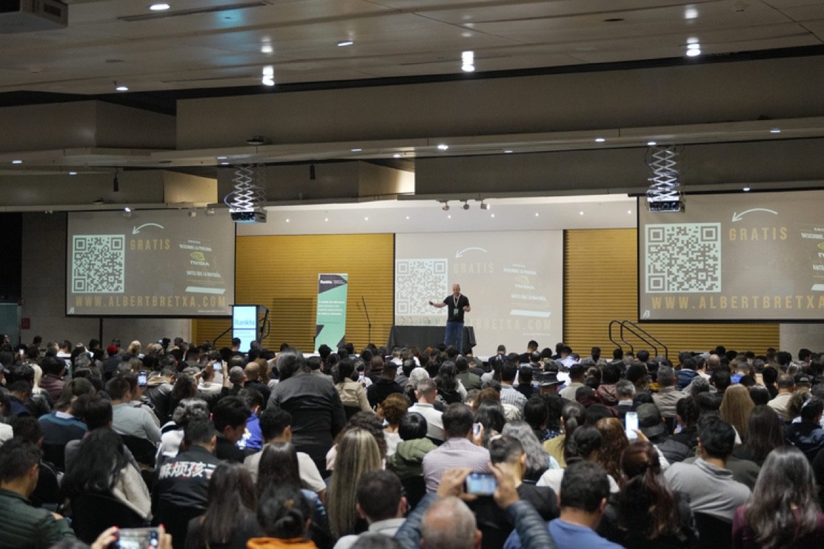 Albert Bretxa en un escenario ante una audiencia