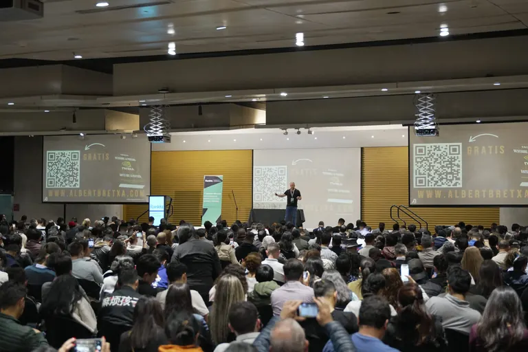 Vista panorámica de Albert Bretxa ante una gran audiencia