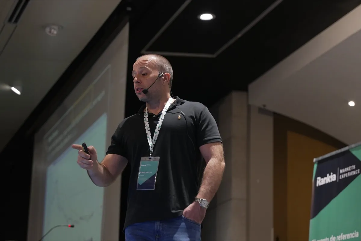 Primer plano de Albert Bretxa durante una conferencia